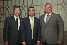 El representante Darren Soto (D-FL 9th), al centro, con Ronnie Dexter, Distrito 3, izquierda; y James Barnes, L-433, derecha.