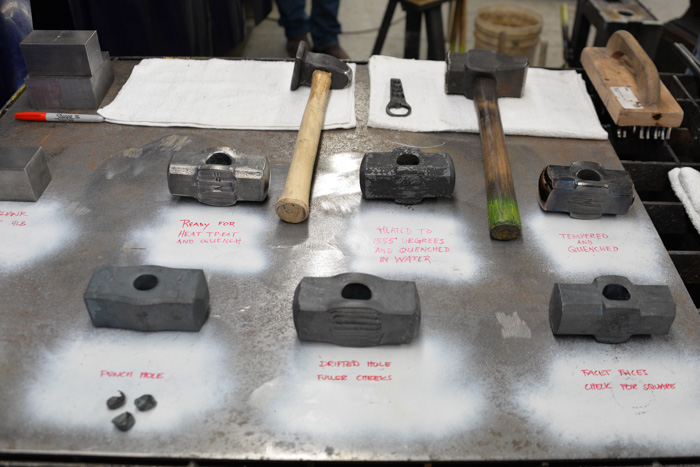 Un “diagrama” representa las etapas del proceso de fabricación de un martillo, desde una pieza de acero en bruto hasta una pieza templada y enfriada lista para ser manipulada.