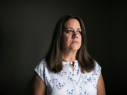 Dawn Patterson, de Perrysburg, Ohio, toma un medicamento multimillonario para tratar una rara enfermedad ósea que también tienen dos de sus hijos. Crédito Maddie McGarvey para The New York Times.