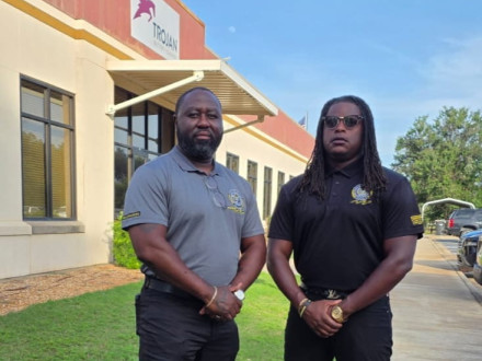 Edwin Allen (izquierda) y Carlos Brooks (derecha) se preparan para hablar con los trabajadores de Trojan Battery en Sandersville, Georgia.