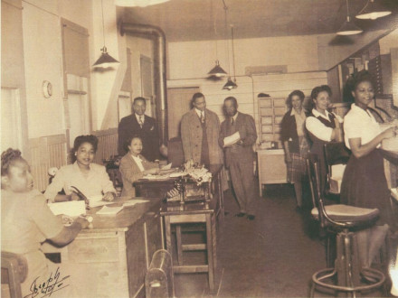 Una vista de las oficinas del sindicato auxiliar Boilermakers A-36, una sala sindical segregada para los trabajadores afroamericanos de los astilleros en Richmond, California. Fotografía de E.F. Joseph. RORI 686