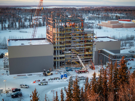 Boilermakers trabajando en la Universidad de Alaska, Fairbanks, construyen la única nueva caldera de carbón en los Estados Unidos.