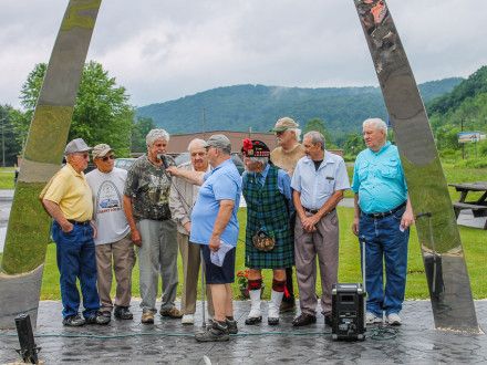Ed Atwood pide comentarios de los ex Boilermakers que trabajaron en el proyecto del Arco Gateway en los años sesenta.