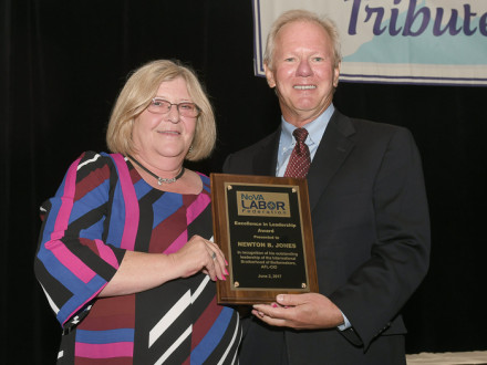 La presidente de AFL-CIO en Virginia, Doris Crouse-Mays, entrega el Premio de NoVA a la Excelencia en Liderazgo 2017 al presidente internacional Newton Jones.