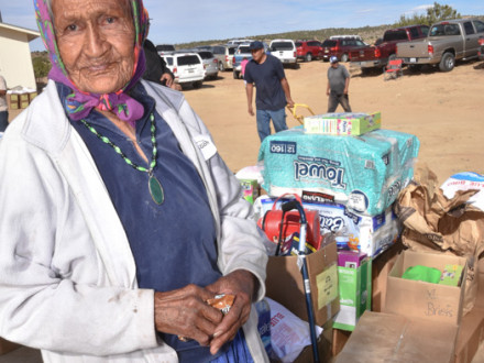 Cada primavera y otoño Adopt-A-Native-Elder ofrece cajas de alimentos, ropa y medicamentos simples a muchas áreas diferentes de la reserva Navajo.