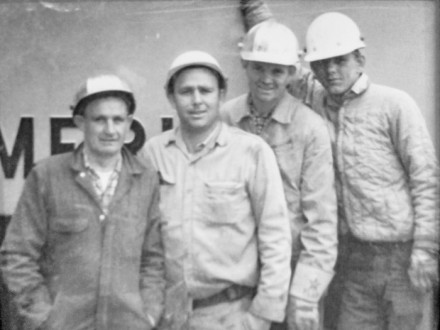 Padre e hijos en el trabajo en la década de 1960. De izquierda a derecha: John Miskell, Don, Jerry y Jim.