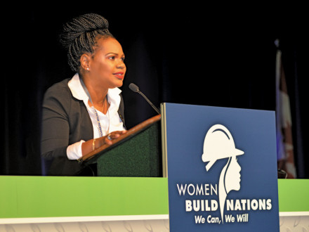 La representante de la sede sindical Internacional Érica Stewart ayuda a presentar las sesiones plenarias en Women Build Nations.