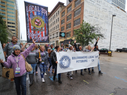 Los Boilermakers y otras mujeres sindicales inundan el centro de Minneapolis durante una marcha.