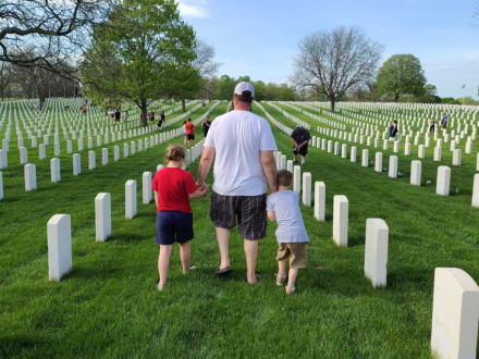 Fred Karol, con su hijo Silas y su hija Rorie, caminan por el cementerio Wood Memorial en el Día de los Caídos.  Photos courtesy of Amanda Karol