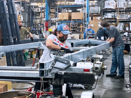 Los Boilermakers María Zuniga y Thomas Kinn ensamblan un marco de remolque.