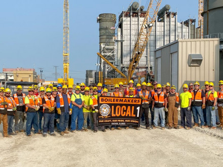 Los Boilermakers del Local 1 toman un descanso para una foto rápida en el proyecto Jackson Generation en Elwood, Illinois. Kiewit Power Constructors es el contratista del proyecto J-Power USA.
