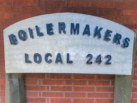 Keith Young crea un letrero para el Local 242 con una base hecha de rocas locales.