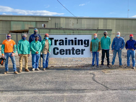 Con el instructor Bill Campbell (atrás), están (de izquierda a derecha) Joel Dragoo, L-502; Lakevious Welch, L-108; Tevin Wooden, L-455; Rodney Goodman L-455; Lake Snyder, L-2060; Gary Gladden, L-108; Tyler Johnson, L-374; Abbott Dempsey, L-108.