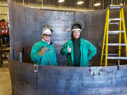 Los aprendices graduados del Local 627 Dakota Huffman (izquierda) y Thomas «T.J.» Clark en el Centro de Entrenamiento J.G. Cooksey en Salt Lake City, Utah.