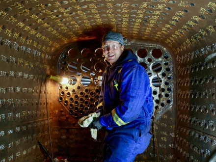 Matt Wallace enrolla tubos en la cámara de combustión.  Fotos cortesía de David Hooper, Western Vancouver Island Heritage Society