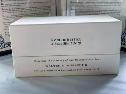 Cada familia recibe un recuerdo enmarcado del Ritual del Boilermaker y una planta en una caja con el nombre del Boilermaker y la inscripción «Recordando Una Vida Hermosa».