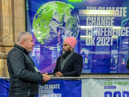 Cory Channon habla con el líder canadiense del Nuevo Partido Democrático, Jagmeet Singh, en Glasgow, afuera de la COP26, sobre el apoyo a los créditos fiscales para la inversión en captura, uso y almacenamiento de carbono e hidrógeno en Canadá, como puentes hacia un futuro de energía limpia y estabilidad.