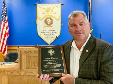 John Bland, gerente de negocios/secretario-tesorero del Local 13, recibe el Premio a la Seguridad John F. Erickson de NACBE en nombre de su logia.