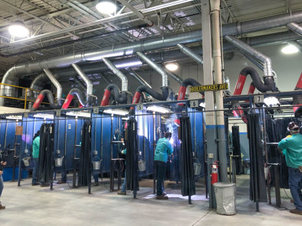 Un camarógrafo de la serie A Profundidad muestra unos aprendices trabajando en cabinas de soldadura en el L-169.