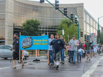 Los miembros del L-627, junto con sus hermanos y hermanas del movimiento obrero, marchan tres millas bajo la lluvia para mostrar su apoyo a la Ley PRO.
