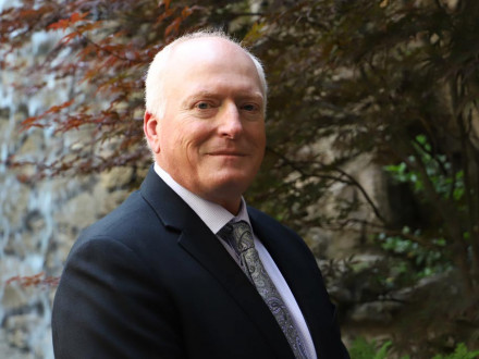 El representante internacional Richard MacIntosh, subdirector internacional de Soluciones Políticas para el Cambio Climático