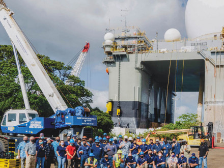 El equipo de revisión se encuentra frente al recién renovado SBX-1.