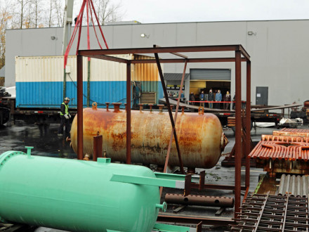 Los miembros del Centro de Capacitación Joe Kiwior & Ivan Shook descargan donaciones de Horton CBI.