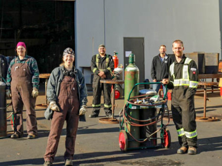 Los estudiantes que asisten a la clase de Fundamentos del L-359 en BCIT son, de izq. a der., Cameron Zubot, Gianna Badesso, el instructor Russ Osborne, Lu Greig, Kasey Bathgate, Troy Chartrand, el coordinador de capacitación del L-359 Gord Weel, Eric Butterworth, Chris Henriques y Alexi Legebokoff.