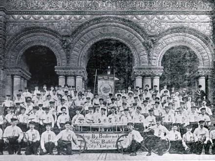 Los canadienses también celebran el Día del Trabajo. Estos Boilermakers de la Logia Queen City 128 (Toronto, Ontario) posan con herramientas en la mano en la celebración del Día del Trabajo de 1903.