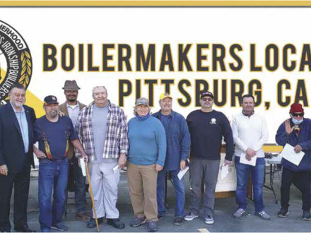 El Local 549 (Pittsburg, California) honró a los Boilermakers que alcanzaron membresía de 15 a 50 años. Los miembros fueron honrados con insignias de reconocimiento después de una reunión en marzo. Los homenajeados y presentes, de izquierda a derecha, fueron: David Hoogendoorn, presidente; el vicepresidente internacional de los Estados Occidentales, J. Tom Baca; Marcus Burnett, 50 años; el representante internacional Tim Jefferies; Benjamin Upchurch, 40 años; James Kennedy, 40 años; Mark Ballard, 40 años; J
