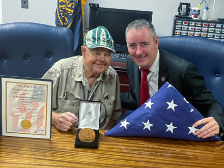 El Boilermaker jubilado James Banford (izquierda) recibe una Medalla de Oro del Congreso de manos del congresista de Pensilvania, Brian Fitzpatrick, por su servicio como uno de los Merodeadores de Merrill en la Segunda Guerra Mundial.