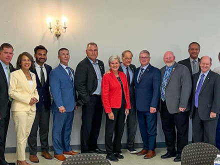 De izquierda a derecha están John Poeta; Al Green; el secretario de Trabajo, Marty Walsh; la congresista Lisa Blunt Rochester; el viceconsejero Nacional del Clima de la Casa Blanca, Ali Zaidi; Mike Hackendorn, de los Oficios de la Construcción de Delaware; el gerente de negocios-secretario tesorero del L-13 de los Boilermakers, John Bland; la secretaria de Energía, Jennifer Granholm; el senador Tom Carper; Bob Murrian, de los Oficios de la Construcción de Delaware; Sam Noel; el presidente de los Oficios de 