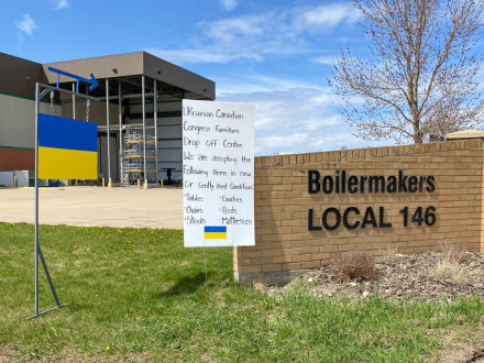 Un cartel dirige el tráfico y enumera los artículos necesarios en el lugar de donación del Congreso Ucraniano Canadiense en el centro de formación del L-146.