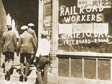  Oficina para el reclutamiento de rompehuelgas en la Huelga de Comerciantes de 1922. Con frecuencia, los rompehuelgas se alojaban y alimentaban en el lugar para evitar tener que cruzar los piquetes, lo que daba lugar a promesas de "Alojamiento y Comida Gratis" en la ventana pintada.
