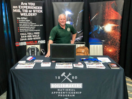 El subdirector de las Operaciones del Sector de la Construcción y director de Reclutamiento, Monte Causey, atiende el stand de BNAP en SkillsUSA.