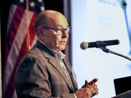 John Fultz, vicepresidente internacional del Noreste, da la bienvenida a los asistentes al Tripartito del Área Noreste tras una larga ausencia.