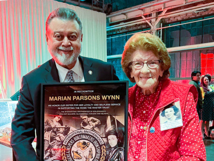 IVP-WS J. Tom Baca entrega a Marian Parsons Wynn una placa en honor a su trabajo como boilermaker en los astilleros Kaiser durante la Segunda Guerra Mundial y con el Rosie the Riveter Trust.