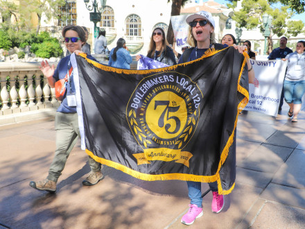 Christine Hahn (izquierda) y Meghan Meehan, Boilermakers del L-128, hacen una pausa en la ruta del desfile durante la marcha de pancartas Tradeswomen Build Nations en Las Vegas.