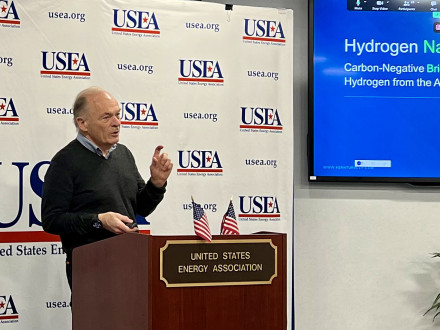 Ian MacGregor, presidente ejecutivo de Hydrogen Naturally, Inc., describe sus planes para construir un centro de eliminación de carbono e hidrógeno verde a escala mundial.