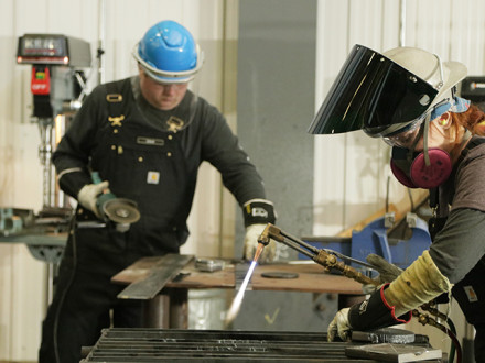 Candace George y su compañero de equipo L-203, Brandon Cole, se concentran en perfeccionar su trabajo.