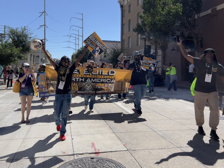 Local 549 muestra su espíritu de Boilermaker en el desfile de pancartas.