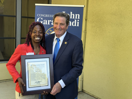 Angel Greer, de la L-549, acepta su premio mujer del año de manos del congresista John Garamendi (demócrata por California).