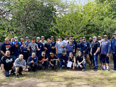 Los miembros de la L-627 celebran su contrato de cinco años con Pacific Shipyards International.