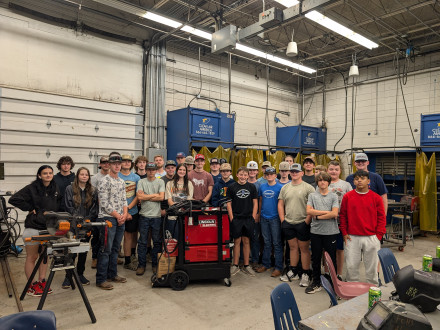 Los estudiantes inscritos en el programa de soldadura de la escuela secundaria Fannin County High School en Blue Ridge, Georgia, celebran la generosa donación de Lincoln Electric de una máquina de soldadura multiproceso. 