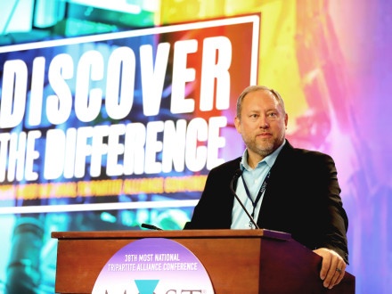 Timothy Simmons, presidente internacional