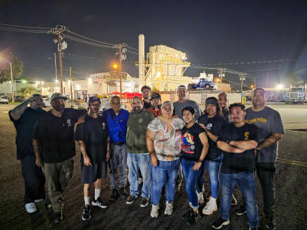 Organizadores de Western States, Boilermakers de la L-92 y trabajadores de Trojan Battery celebran una reñida victoria sindical.