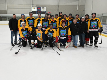 El equipo de hockey L-128 recauda la enorme suma de $42,000 para Easter Seals Ontario.