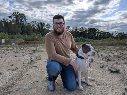 Julián Hernández con su perro, Tank