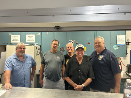 Un grupo de jubilados de la L-105 se ofrece como voluntarios regularmente en el VA Cincinnati. De izquierda a derecha: Jon Kishler, Jim Schwab, Rusty Walden, Steve Schenker y Steve Maupin.  