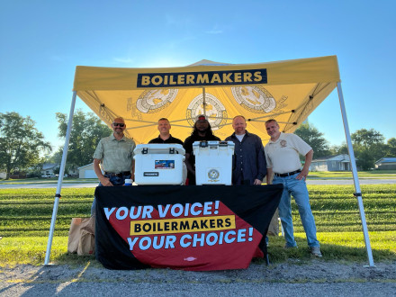 Los Boilermakers celebran tras pasar el verano organizándose en Dometic. De izquierda a derecha, Steve Adair, director de servicios de Cement Lodge; Kevin Stewart, organizador/reclutador de GL M.O.R.E. WIF; Carlos Brooks, coordinador de organización de SE M.O.R.E. WIF; Nick Myres, coordinador de capacitación/reclutador de la L-363; y Ryan Mroz, representante internacional. 